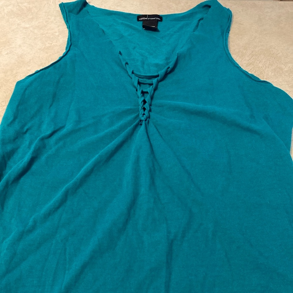 Moda International size M women’s teal tank top